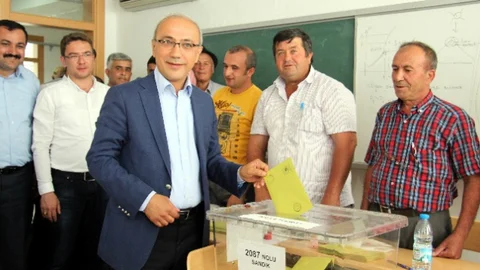 Antalya'da oy kullanan Lütfi Elvan, vatandaşlarla sohbet etti