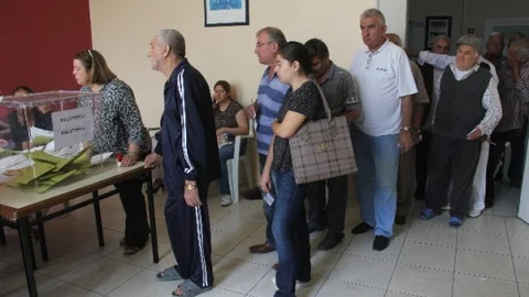 Adana'da 1.4 milyon seçmen oy kullanmaya başladı