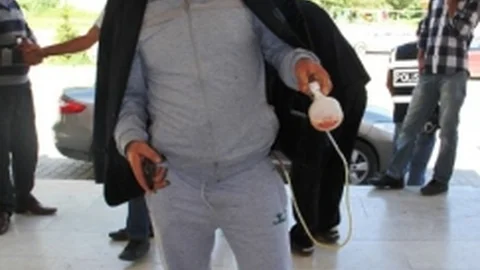 Van'da ameliyat olan vatandaş, serumla oy kullandı