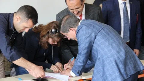 Başbakan Ahmet Davutoğlu oyunu kullanmak üzere Konya'da sandığa gitti.