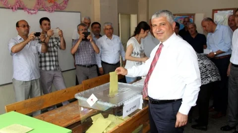 MHP Adana Milletvekili Adayı Seyfettin Yılmaz oyunu kullandı.