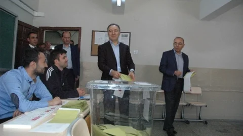 Erzurum'da Vali Altıparmak oyunu kullandı