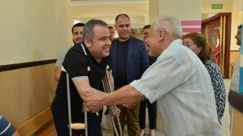 Konyaaltı'nda Başkan Böcek oyunu kullandı