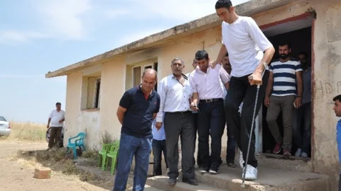 Mardin'de Dünyanın En Uzun Adamı Oy Kullandı