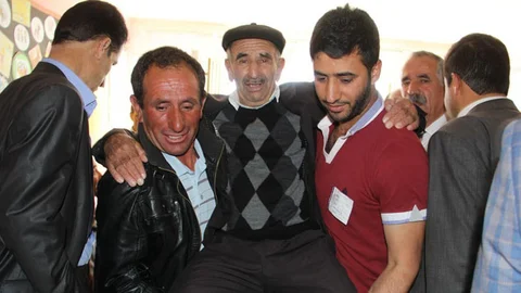 Baskale'de 90 yaşındaki Şahin Kaya oy kullanmak için el üstünde taşındı