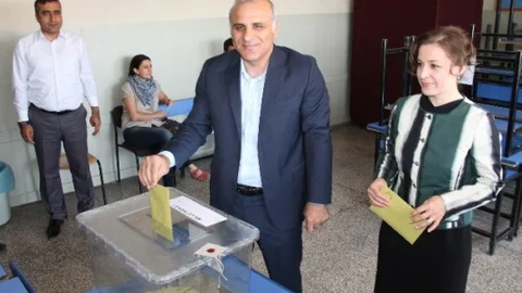 Elazığ'da Vali Zorluoğlu oyunu kullandı