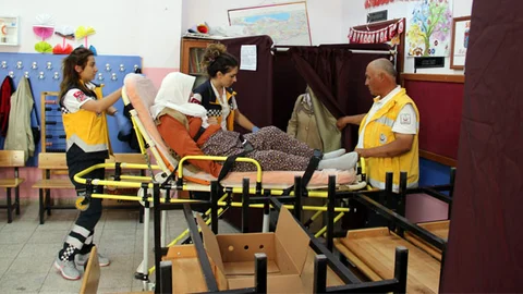 Çanakkale'de ambulansla oy kullanan 77 yaşındaki Hatice Arı'nın hikayesi