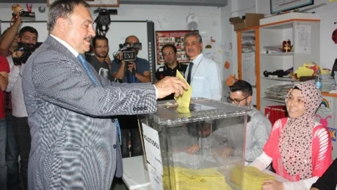 İzmir'de Veysel Eroğlu oyunu kullandı