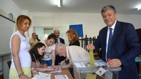 İzmir'de Mustafa Balbay oyunu kullandı