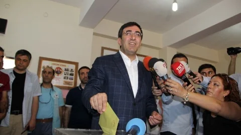Diyarbakır'da oyunu kullanan Bakan Yılmaz yüksek katılım bekliyor