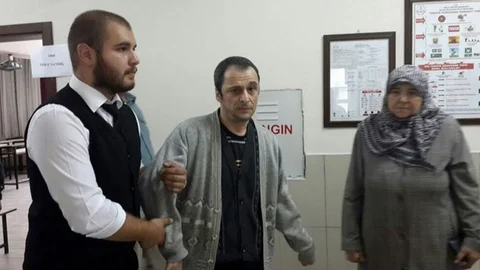 Çanakkale'de Engelli Birey Ailesiyle Oy Kullandı