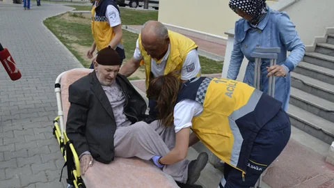 Çanakkale'de 78 yaşındaki bir adam, oy kullanmak için ambulansla taşındı