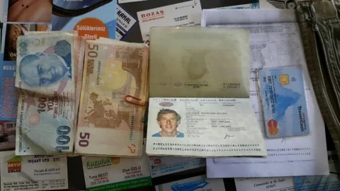 Sakarya'da otelde unutulan cüzdan, Belçikalı turiste teslim edildi