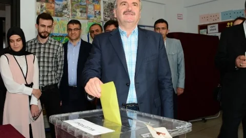 Konya'da Başkan Akyürek Oyunu Kullandı