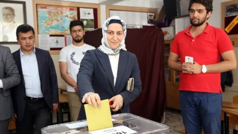 Talas'ta Başkan Palancıoğlu eşiyle birlikte oyunu kullandı