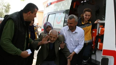 Düzce'de ambulans hizmetiyle oy kullanan engelli genç ve dedesi