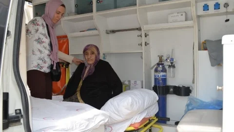 Manisa Kula'da ambulansla oy kullandı