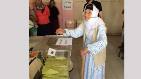 Kızıltepe'de 115 yaşındaki Hacı Same Aydemir oyunu kullandı