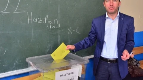 CHP Malatya İl Başkanı Enver Kiraz, Rahmi Akıncı Ortaokulu’nda oyunu kullandı.
