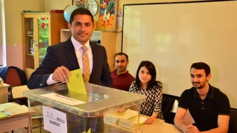 Zonguldak'ta siyasiler oylarını kullandı