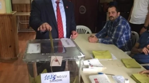 CHP Trabzon Milletvekili adayı Haluk Pekşen, Yomra'da oyunu kullandı