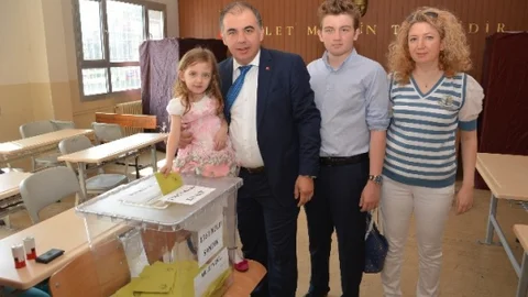 İzmir'de Bülent Delican oyunu kızıyla birlikte kullandı