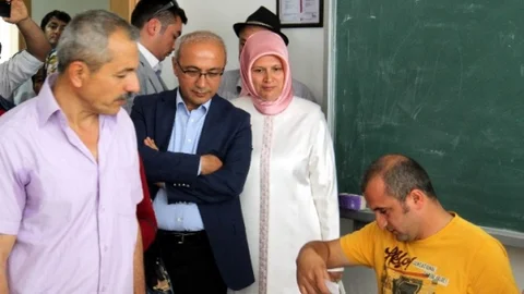 Antalya'da Lütfi Elvan oy kullanmak için sıraya girdi