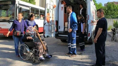 Edirne'de huzurevi sakinleri oy kullanmak için ambulanslarla taşındı.