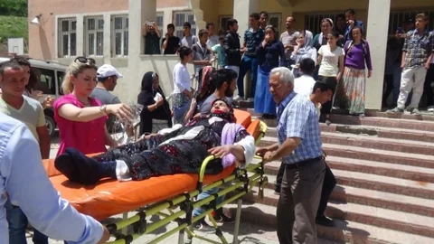 Hakkari'de ambulansla oy kullanmaya giden kadın dikkat çekti.