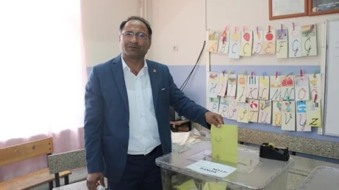 Türkiye'de ilk Roman milletvekili adayı Özcan Purçu oyunu kullandı