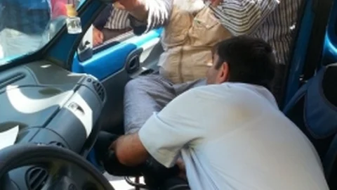 Bursa'da 70 yaşındaki Cevat Turgut, oyunu sedye ile kullanarak dikkat çekti.