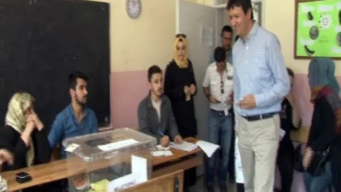 Kayseri'de Saadet Partisi İl Başkanı Mahmut Arıkan oyunu kullandı