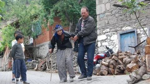 Balıkesir'de 105 yaşındaki Dudu Çakır, oy kullanmak için 4 kilometre yol kat etti.