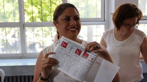 İzmir'de Zeynep Altıok oyunu kullandı