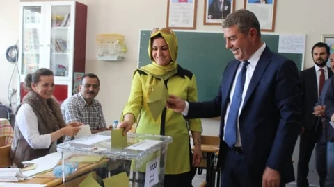 MHP Milletvekili Adayı Süleyman Korkmaz, Talas'ta oyunu kullandı.