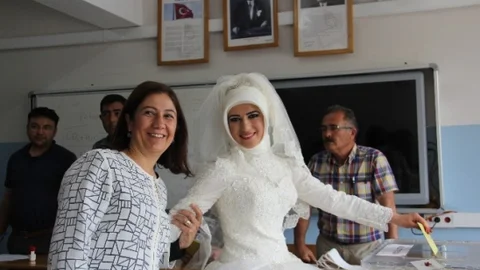 Çorum'da gelin adayı, gelinliğiyle sandık başına giderek oy kullandı.