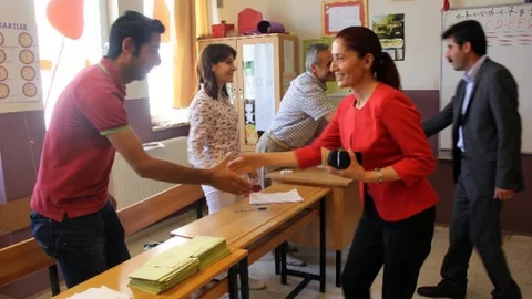 Van'da Eş Başkanlar Oy Kullanarak Mesaj Verdiler