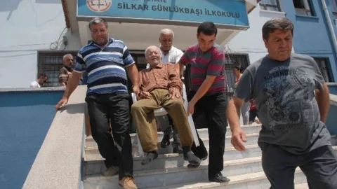 Fethiye'de ameliyat olan hasta, oy vermek için hastaneden sedyeyle çıkarıldı