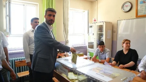 Malatya'da Saadet Partisi'nin 1. sıra milletvekili adayı Osman Cemali Marasalı oyunu kullandı