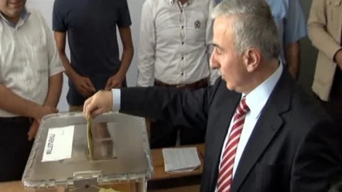 Malatya'da Vali Kamçı eşiyle oy kullandı