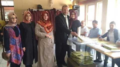 Kütahya'da Ahmet Tan oyunu Gediz'de kullandı