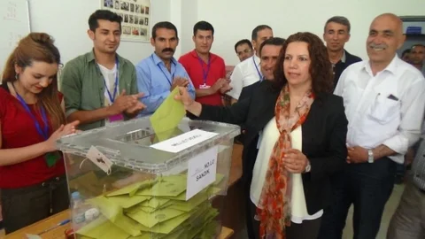 Hakkari'de oyunu kullanan Selma Irmak, barış ve özgürlük mesajı verdi.