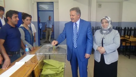 Erzincan'da Vali Kahraman oy kullandı