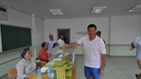 Bodrum'da seçim heyecanı: Başkan Kocadon eşi ve kızıyla oy kullandı