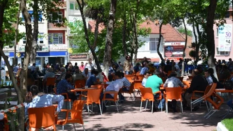Bilecik’te kahvelerin kapalı olması çay bahçelerine ilgi artırdı
