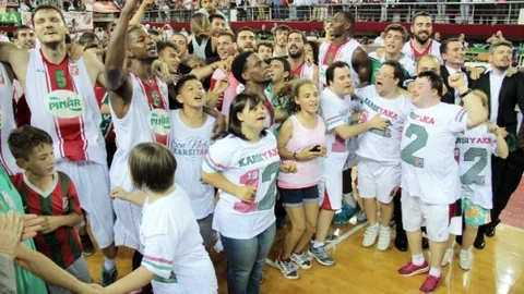 İzmir'de Pınar Karşıyaka, 28 yıl aradan sonra Anadolu Efes ile finalde karşılaşacak.