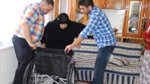 Diyarbakır'da engelli vatandaşlar oy kullanmak için sandıklara gitti