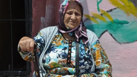 İzmir Bornova'da 85 yaşındaki Hacer Kırlı, oyunu kullanmak için araca getirildi