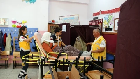 Çanakkale'de oy kullanmaya ambulansla götürülen 77 yaşındaki Hatice Arı'nın hikayesi