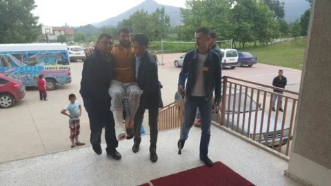 Sakarya'da alçılı ayağıyla oy kullanmaya giden bir vatandaş dikkat çekti.